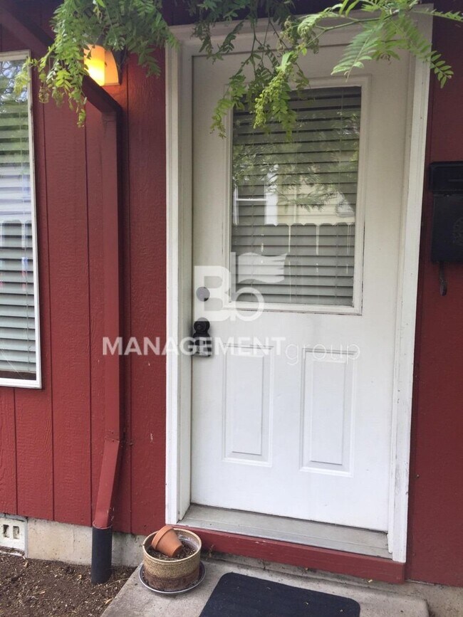 Building Photo - Well maintained Overlook neighborhood tri-...