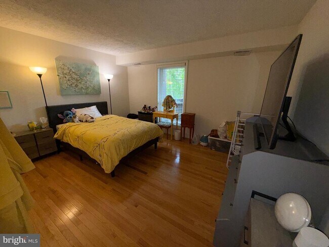 Foto del edificio - 10165 Oakton Terrace Rd