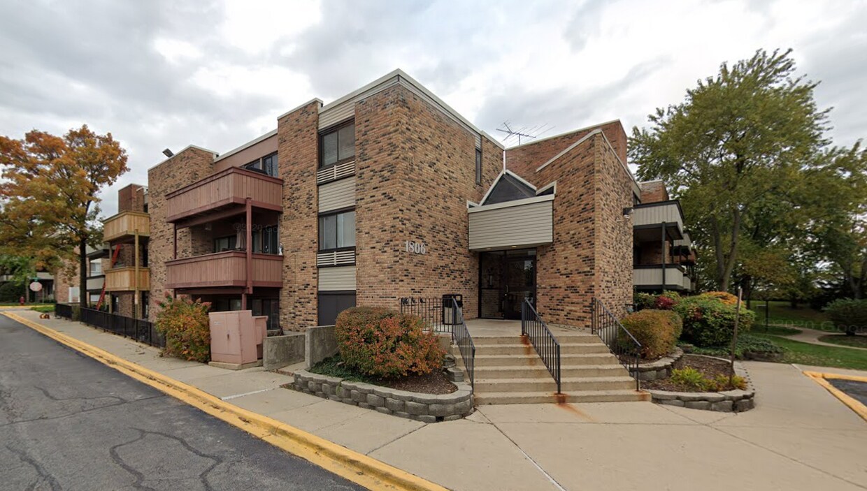 Primary Photo - 1806 Hemlock Pl