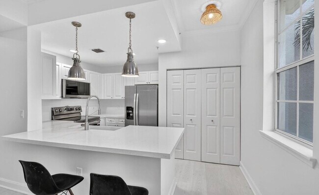 Building Photo - 695 Hibiscus St