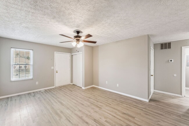 Building Photo - 3783 Petzinger Rd