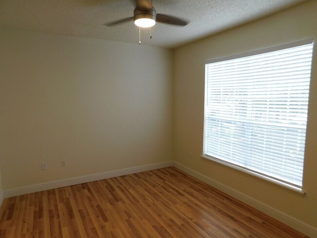 Building Photo - Large 2 Bed 2 Bath Fully Updated Condo, Ne...