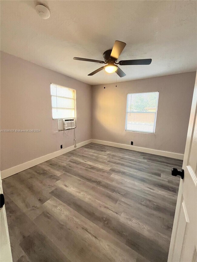 Foto del edificio - 400 NW 7th Ct