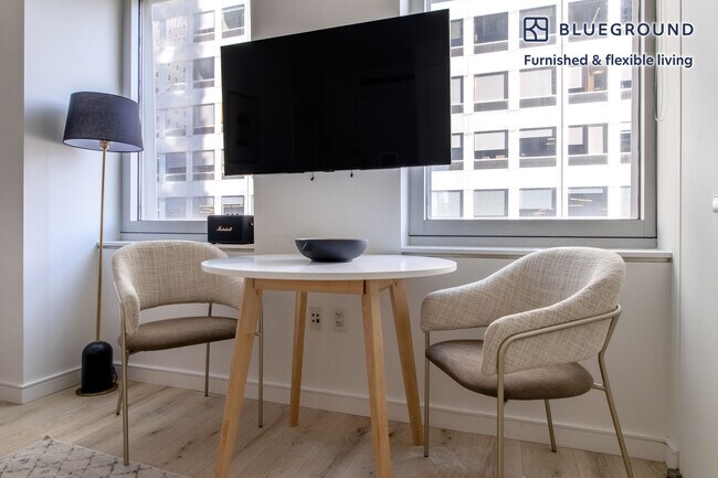 Foto del edificio - 70 W 45th St