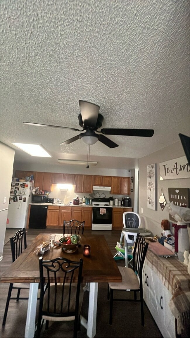 Building Photo - 2 Bed/1 Bath Duplex in Lakewood near Crown...