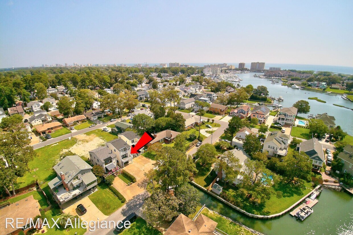 Primary Photo - 3 br, 2.5 bath House - 815 CLOSE AVENUE