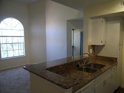 Foto del edificio - 3 bedrooms 2 bath with balcony condo 1,247...
