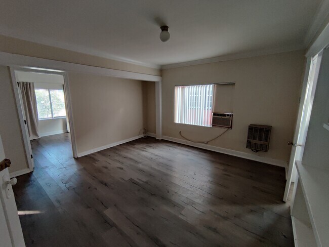 living room - 127 N New Hampshire Ave