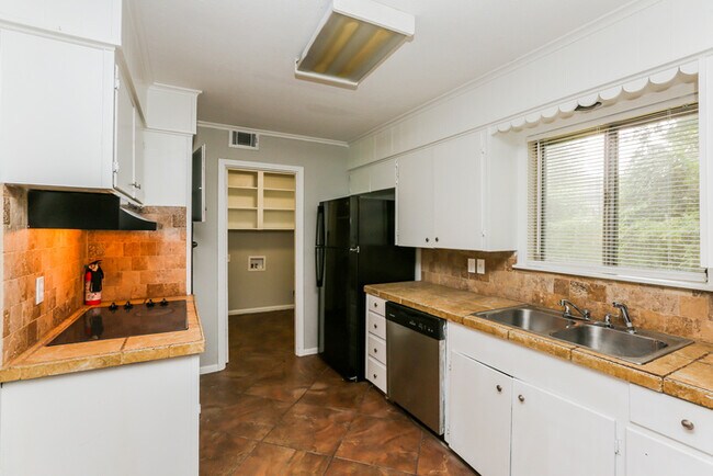 Foto del edificio - 975 Briarwood Dr