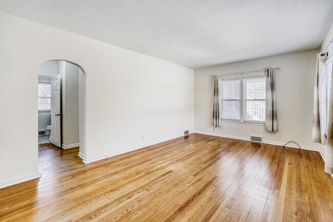 Building Photo - 626 N Hough St