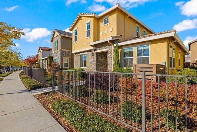 Foto del edificio - Beautiful Solar 3/2 located in Roseville! Across from Park! Gated Community!