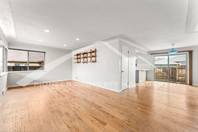 Building Photo - Spacious Home with Fenced Yard and Washer/...