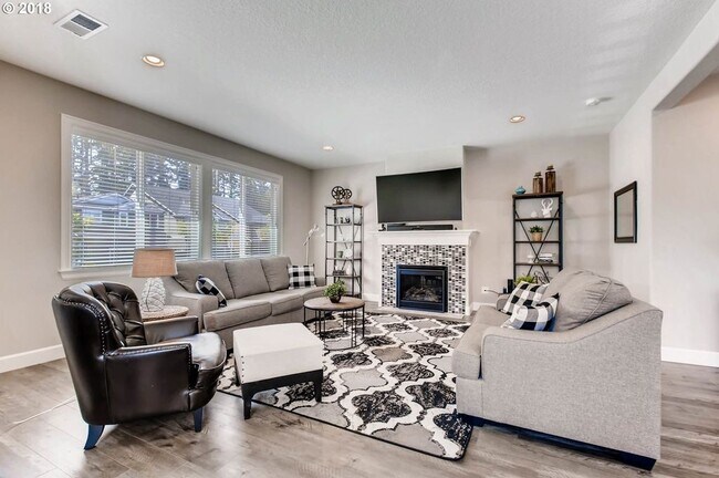 Building Photo - Newer Three Bedroom Spacious Home with Ope...