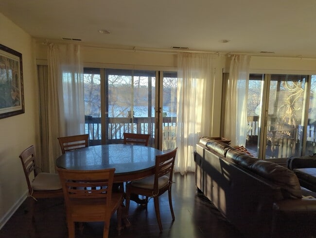 Foto del edificio - 5529 E Lake Dr