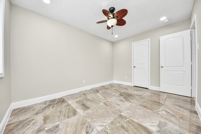 Building Photo - 5039 E Pagewick Dr