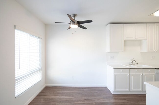 Building Photo - Large Upstairs Unit w/ a Fireplace