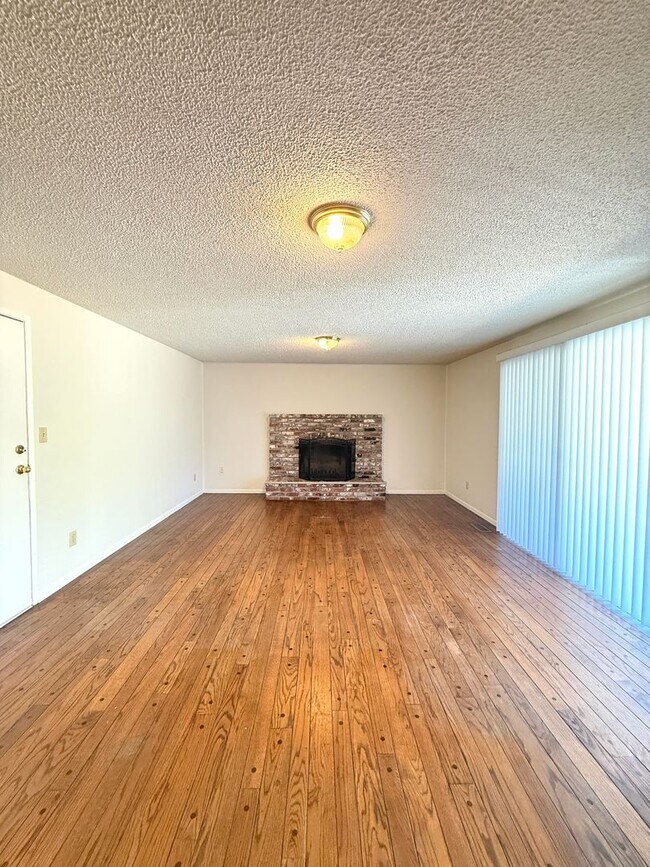 Building Photo - Roomy 3 Bed, 2 Bath Home in Northeast Medford