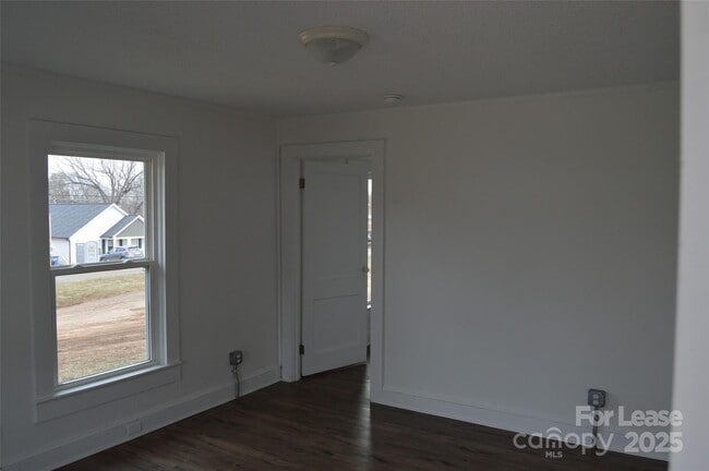 Building Photo - 707 S Elm St