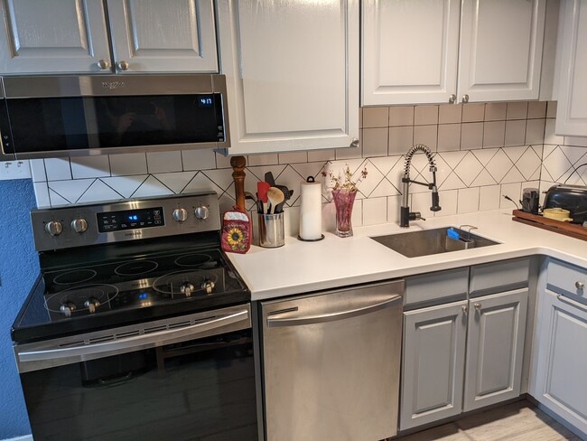 Building Photo - 655 N Pearl St