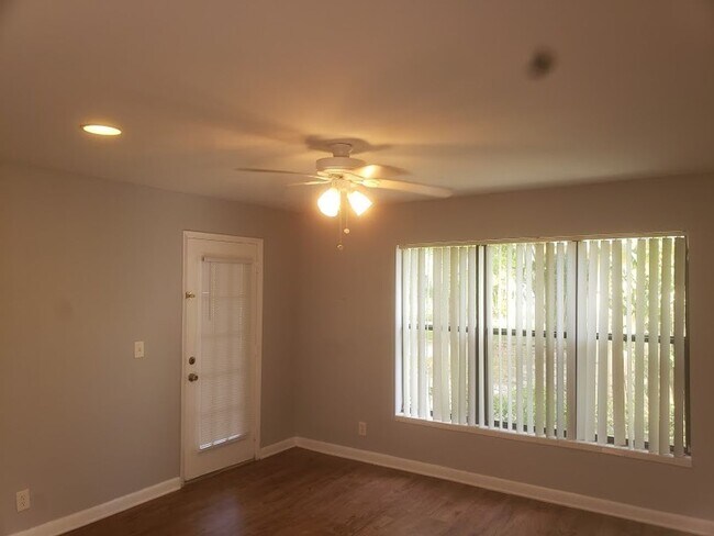 Foto del edificio - COMING SOON! 1 BED 1 BATH IN THE HEART OF SUNRISE