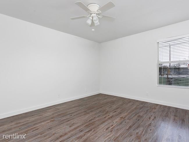 Building Photo - 415 W 39th St