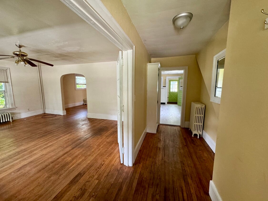 Primary Photo - 18 Macdonough St