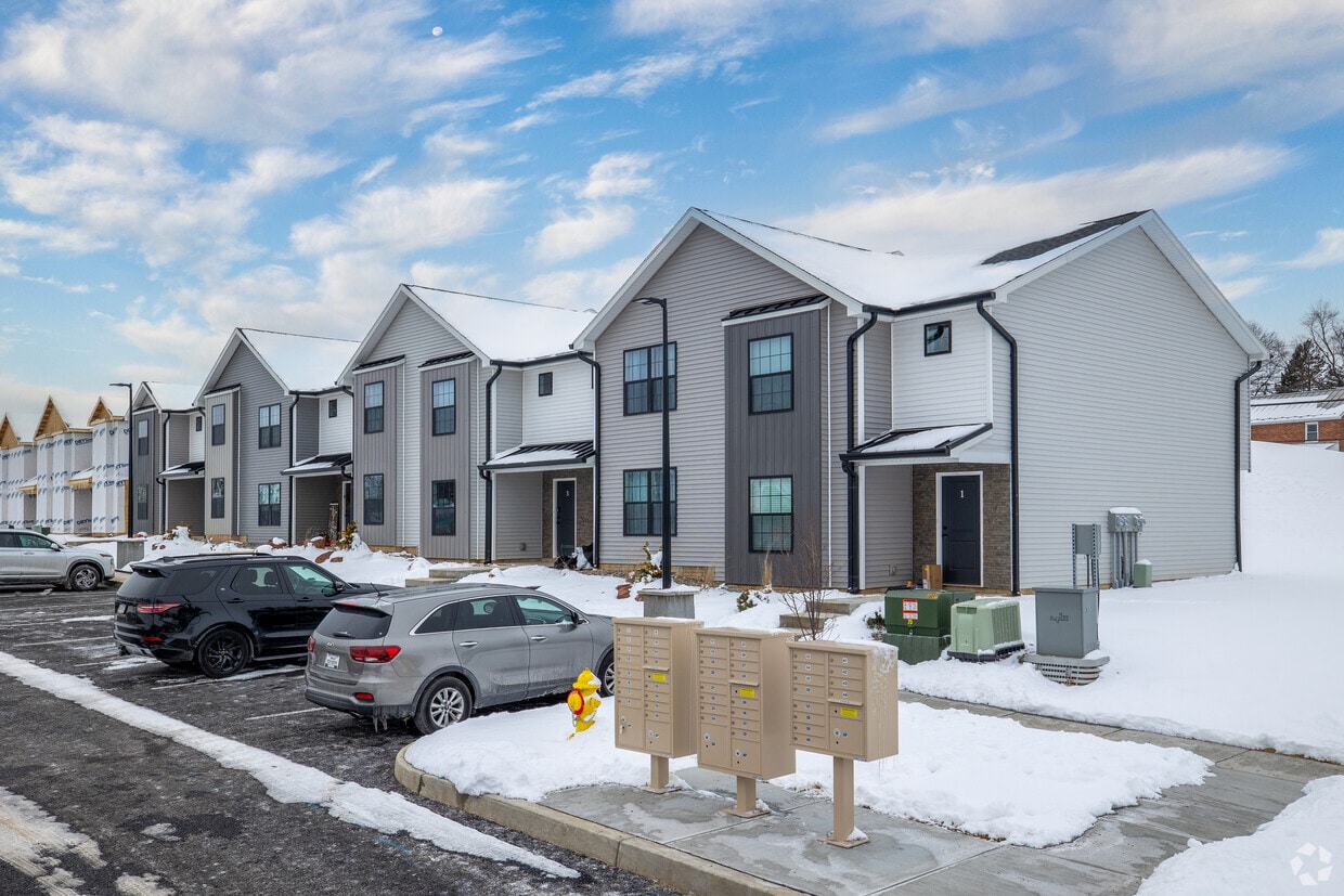 Building Photo - Pointer Court Townhomes