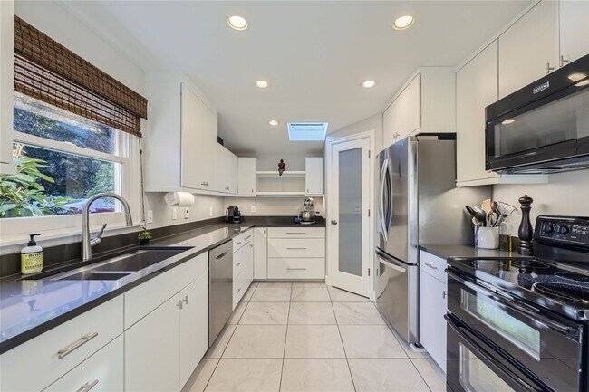 Building Photo - Introducing a spacious 4 bedroom, 2.5 bath...