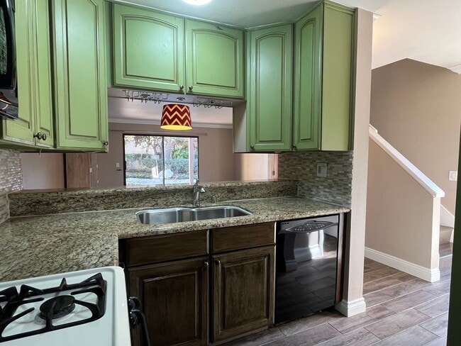 Building Photo - 2 bedroom, 1.5 bath townhouse in the heart of Irvine!