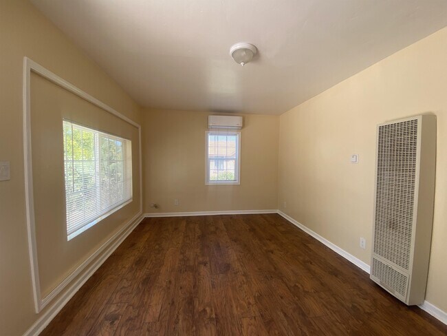 Building Photo - 1766 Linda Ave