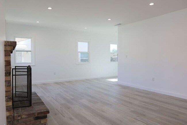 Building Photo - 276 E Los Angeles Ave