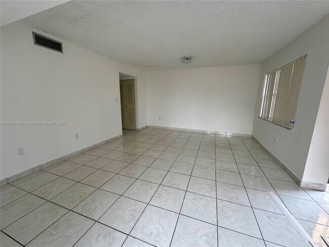 Building Photo - 2582 W 56th St