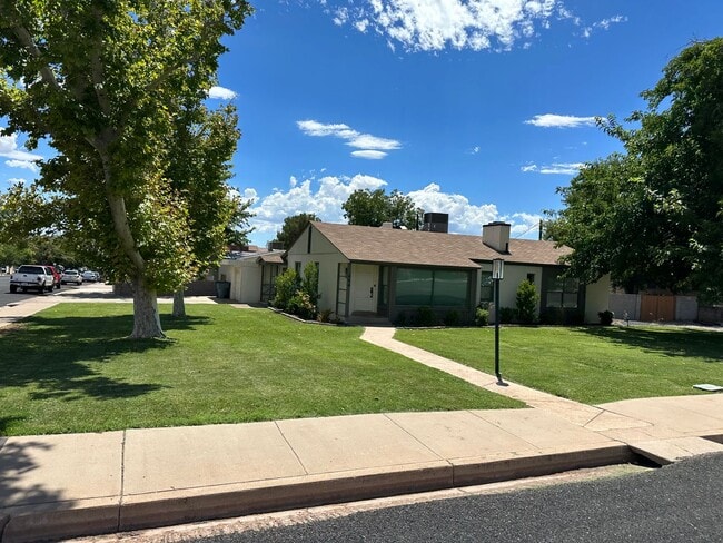 Building Photo - Newly Renovated 3 Bedroom, 2 Bathroom Home...