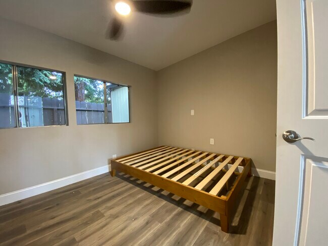 Building Photo - 1116 E Fremont Ave