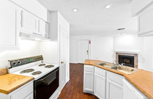 Building Photo - 7568 Windsor Oaks