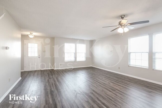 Building Photo - 1605 Howell Dr