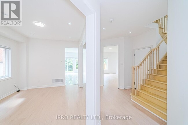 Building Photo - 14 Vanwood Crescent