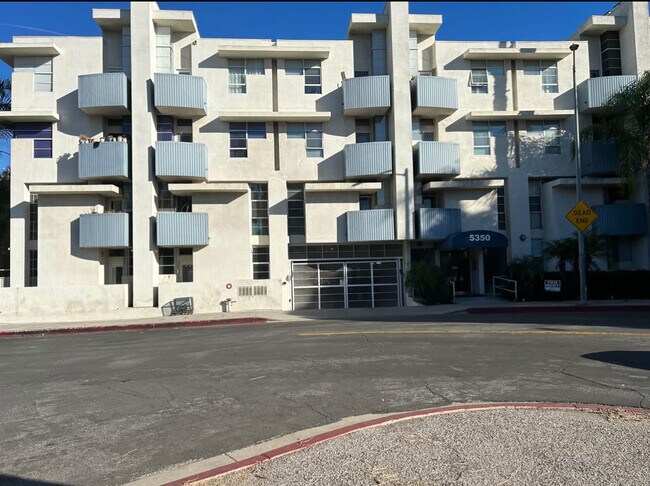 Building Photo - 5350 White Oak Ave