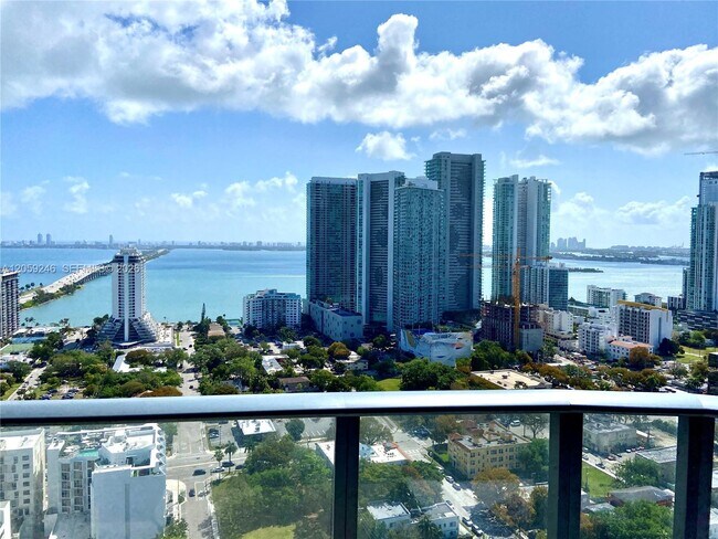 Foto del edificio - 121 NE 34th St