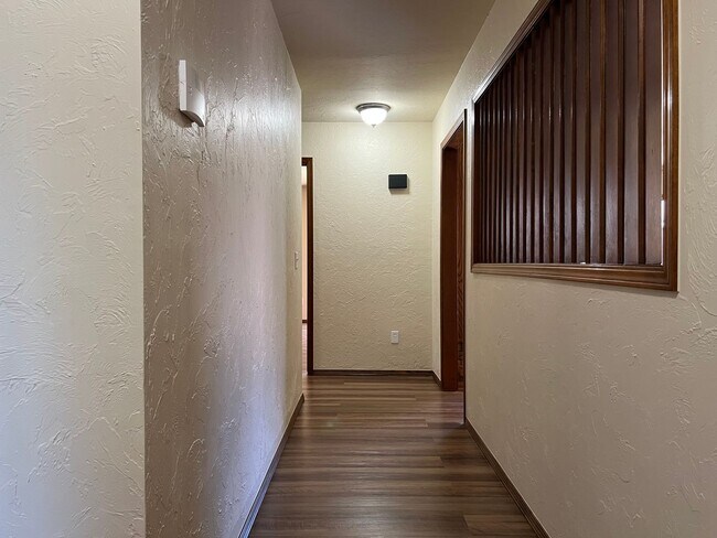 Building Photo - Move in Special