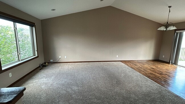 Building Photo - Beautiful and Spacious 4 Bedroom 3 Bath Av...
