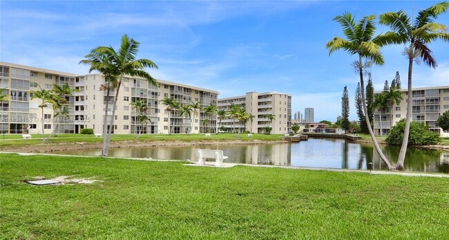 Building Photo - 2851 Leonard Dr