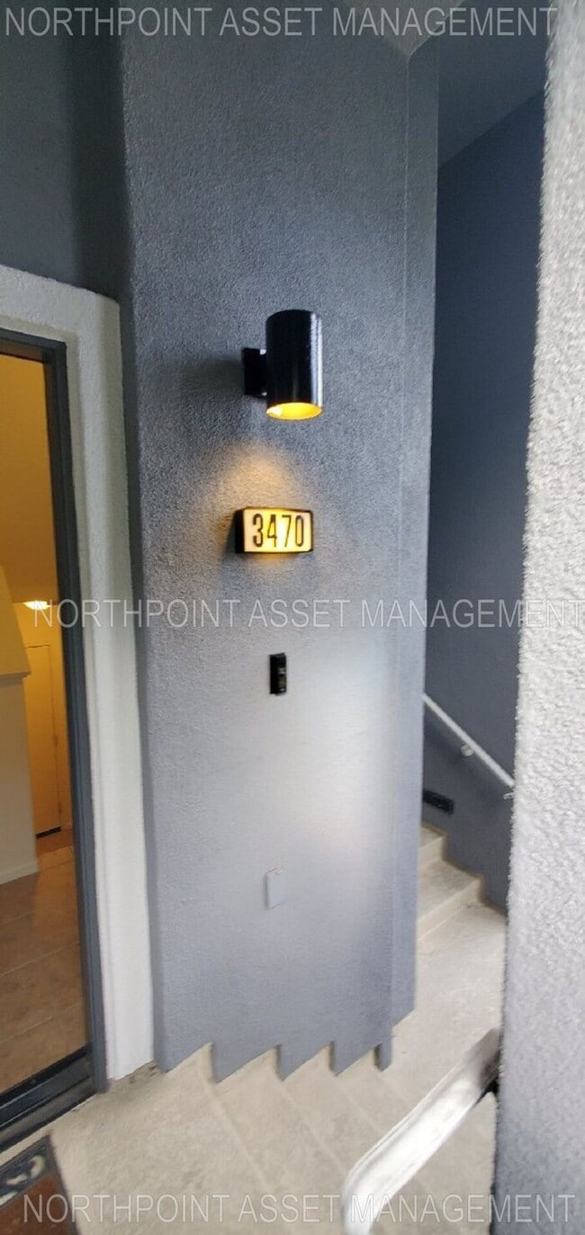 Building Photo - 2 Bed, 2 Bath located within Point Loma an...