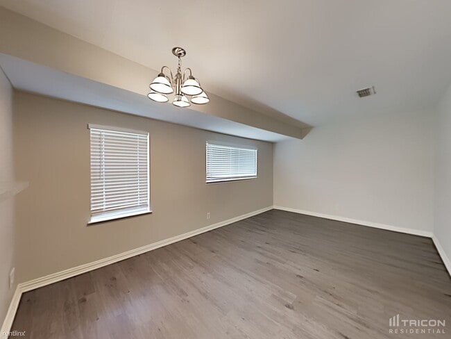 Building Photo - 902 Woodbrook St