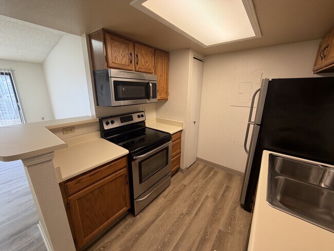 Building Photo - 923 S Zeno Way