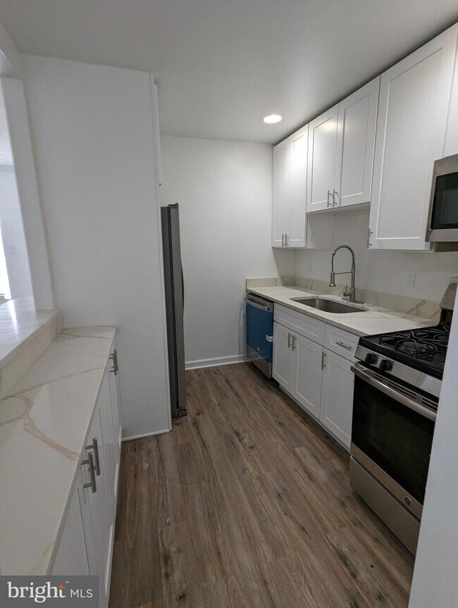 Building Photo - 7112 Donnell Pl