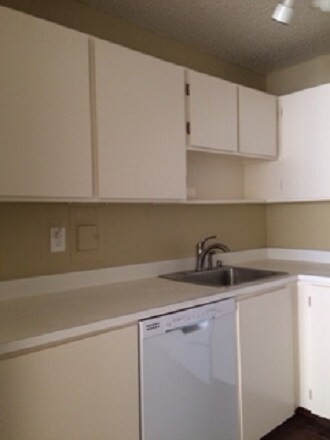 Kitchen - 555 Pierce St