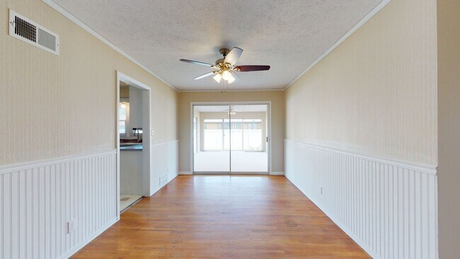 Foto del edificio - 3 Bedroom, 2 Bathroom House with Attached Double Garage