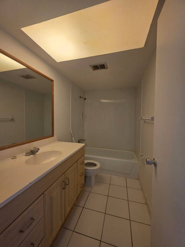 Building Photo - 1 Bedroom / 1 Bathroom Apartment Home  ** ...