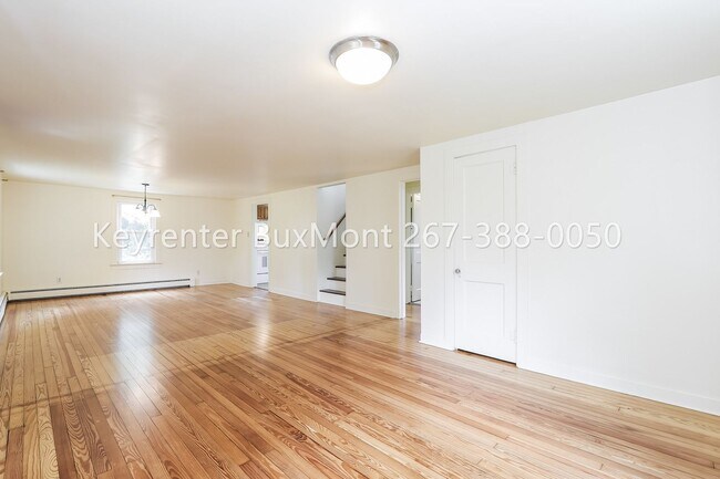 Foto del edificio - Charming 3-Bedroom, 2-Bath Home with Large Yard and Detached 2-Car Garage
